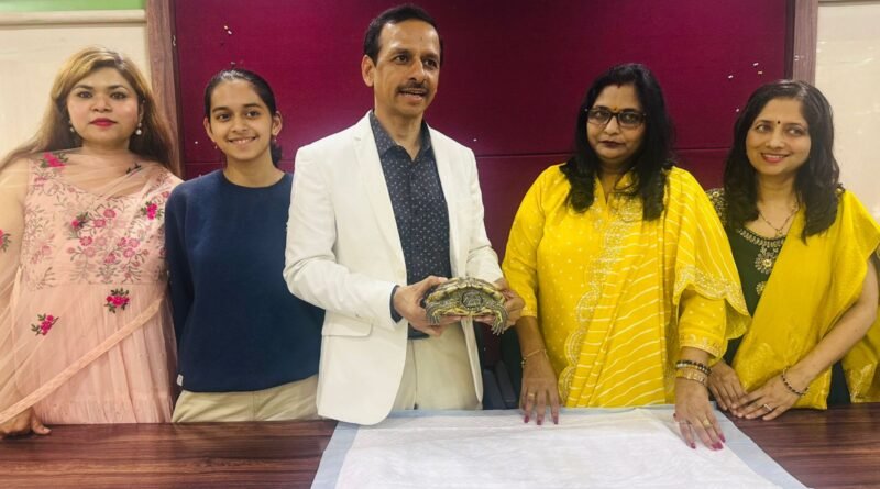 अंडी बाहेर न काढू शकणाऱ्या मादी कासवावर पुण्यातील स्मॉल अॅनिमल क्लिनिकचे यशस्वी उपचार