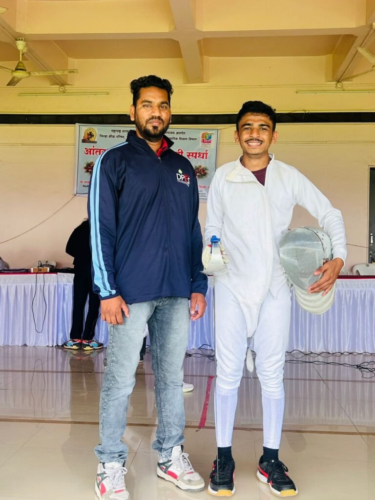 ढोले पाटील ज्युनियर कॉलेजच्या आर्यन कराड यास तलवारबाजीत यश