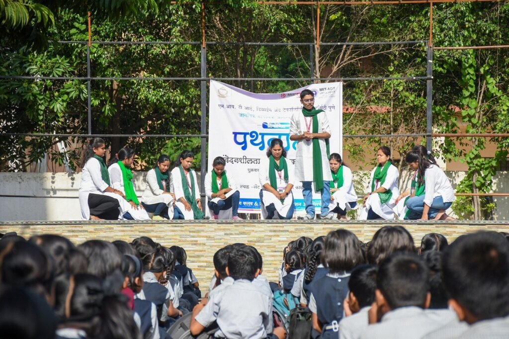 एमआयटी एडीटी विद्यापीठाच्या विद्यार्थ्यांकडून “मानसिक आरोग्याची संवेदनशीलता” या विषयावर पथनाट्य सादर