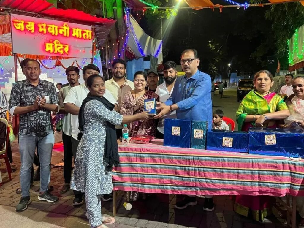साळेगावकरांच्या वतीने हजारो महिलांना विविध बक्षिसांचे वाटप