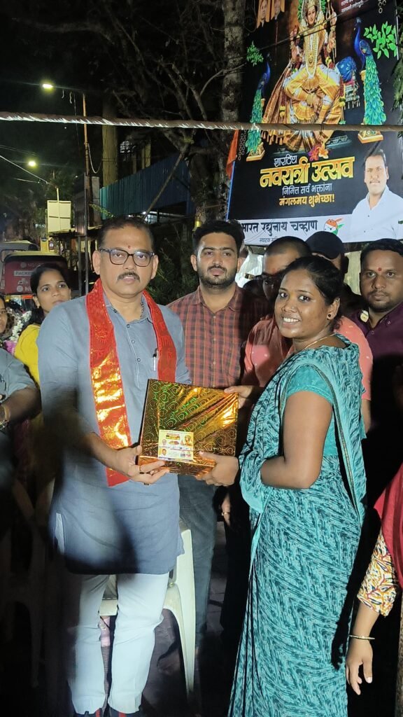 साळेगावकरांच्या वतीने हजारो महिलांना विविध बक्षिसांचे वाटप