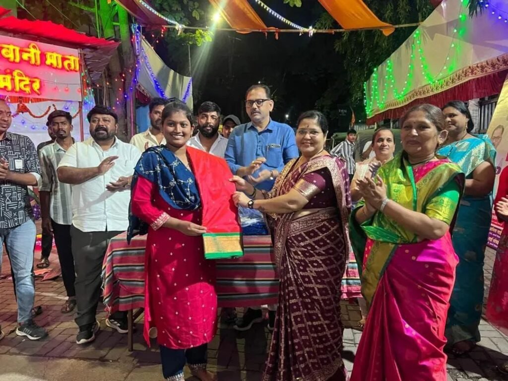 साळेगावकरांच्या वतीने हजारो महिलांना विविध बक्षिसांचे वाटप