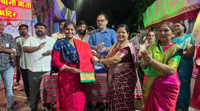 साळेगावकरांच्या वतीने हजारो महिलांना विविध बक्षिसांचे वाटप