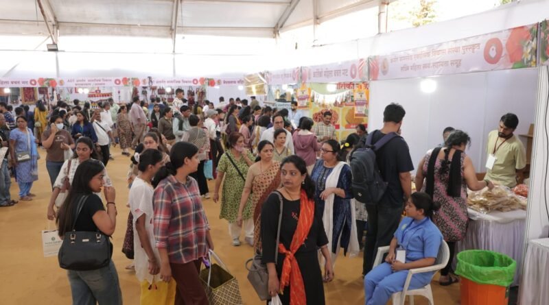 भीमथडी जत्रेच्या माध्यमातून महिलांची उद्योजकतेकडे वाटचाल - पुणेकरांची भीमथडीत खरेदीची लयलूट:-