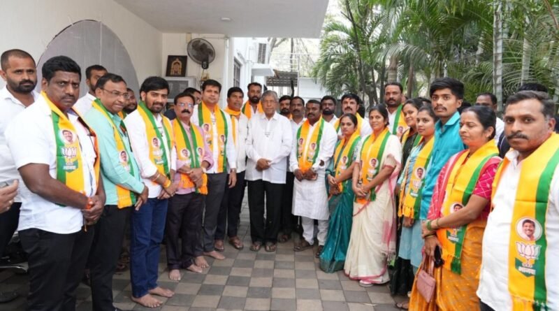 शिवसेना उबाठा गटाला मोठा धक्का; प्रभाग ९–११ मधील उमेदवारांचा शेकडो कार्यकर्त्यांसह भाजप प्रवेश